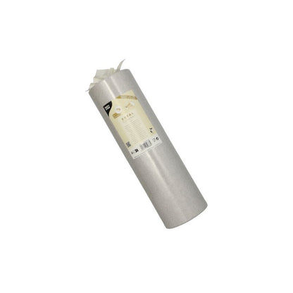 Een rol PAPSTAR tafelloper stofachtig PV-Tissue Mix 'ROYAL Collection' van PAPSTAR GmbH is elegant gelabeld met productinformatie. De rol staat rechtop voor een eenvoudige witte achtergrond en toont zijn hoogwaardige pulp-viscose-tissue-mix-samenstelling.