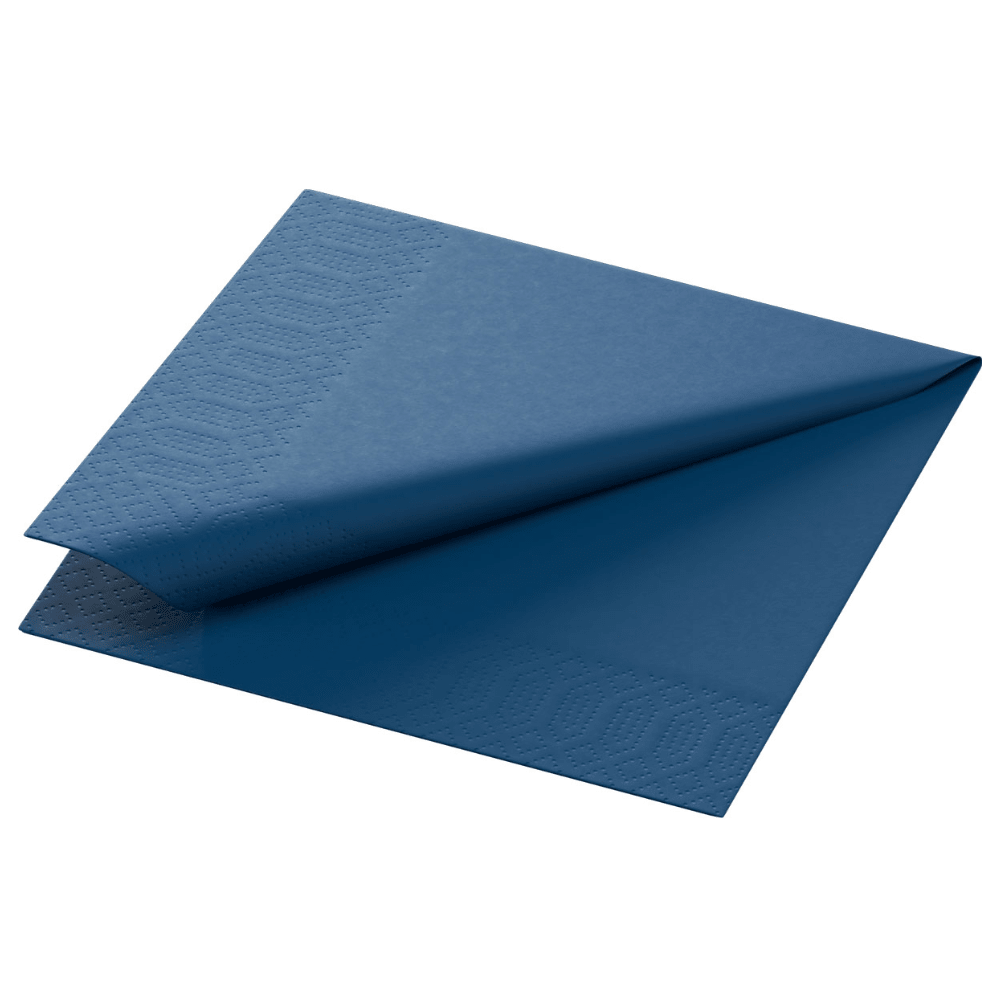 Op een witte ondergrond is een blauwe tissue-servet van 24 x 24 cm van Duni GmbH afgebeeld met een subtiel reliëfpatroon aan de randen. Deze 3-laagse papieren servet is vierkant en gevouwen.