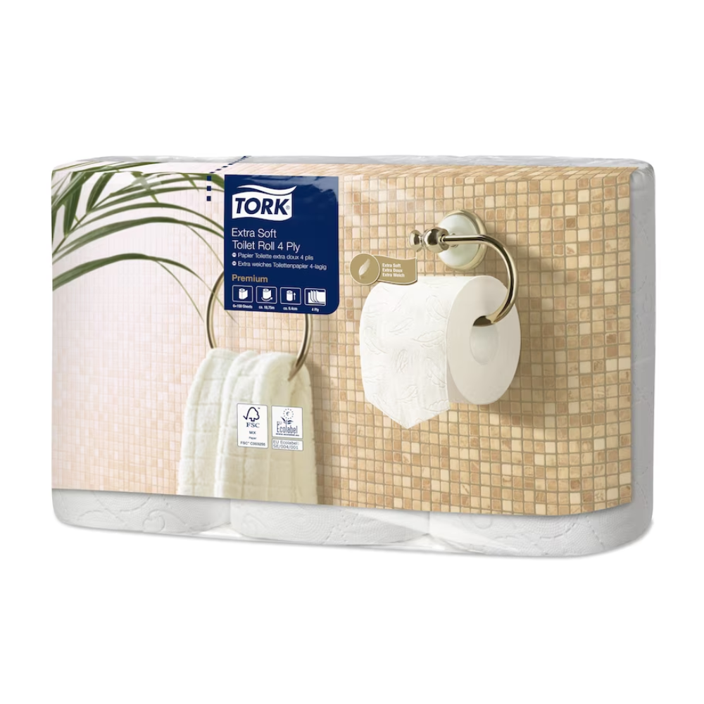 De afbeelding toont een verpakking van Tork 110406 extra zacht kleinrollen toiletpapier Premium T4 4-laags, gepresenteerd door TORK – Essity Professional Hygiene Germany GmbH. De verpakking toont een marmeren betegelde muur met een gemonteerde houder en een witte handdoek aan een ring, ideaal voor luxe toiletruimtes. Dit product wordt aangeduid als toiletpapier Premium.