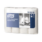 Een doos Tork 120305 extra-absorberende keukenrol Premium 3-laags, geproduceerd door TORK – Essity Professional Hygiene Germany GmbH, bevat 48 rollen. De overwegend witte verpakking met blauwe accenten toont een productafbeelding, een logo en gebruikssymbolen. Het etiket „120305“ benadrukt het extra absorberende ontwerp.