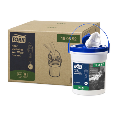 De afbeelding toont een witte emmer Tork 190592 vochtige handreinigingsdoekjes Premium W14 1-laags van TORK – Essity Professional Hygiene Germany GmbH met een blauwe deksel en draaggreep. Uit de bovenkant steekt zichtbaar een doekje, dat ideaal is voor handreiniging zonder water. Daarachter bevindt zich een karton met productdetails en afbeeldingen die de professionele kwaliteit benadrukken.