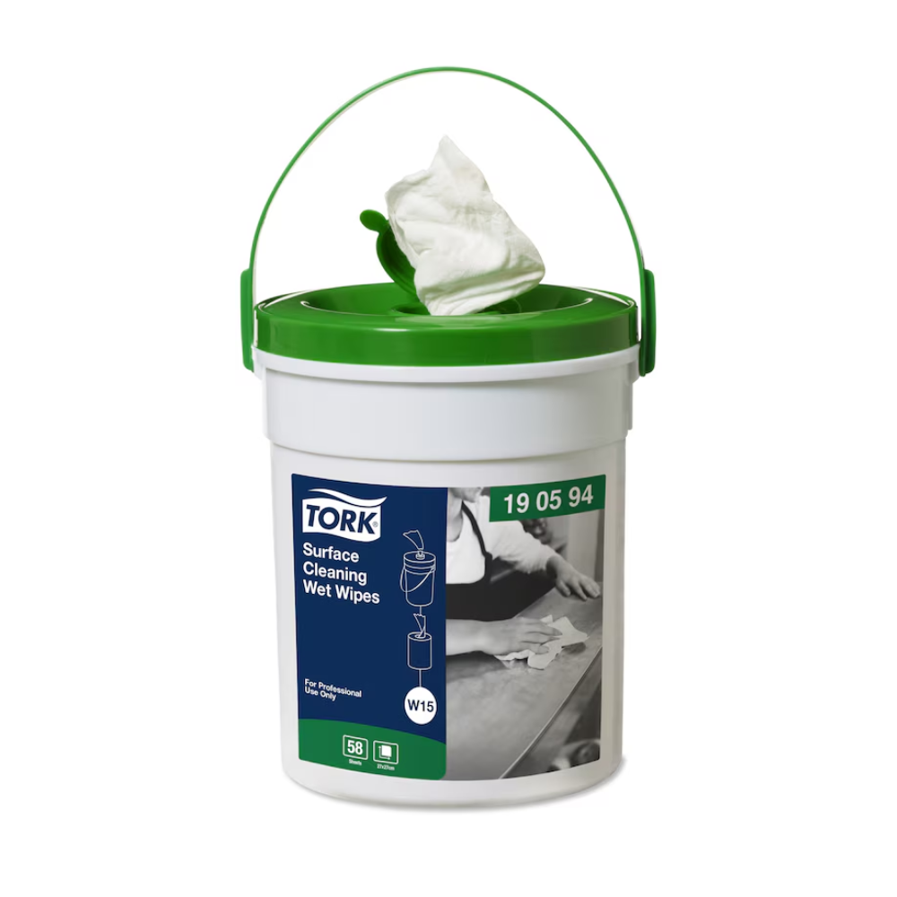 Een groen-witte TORK - Essity Professional Hygiene Germany GmbH container met handvat bevat de Tork 190594 vochtige oppervlaktereinigingsdoekjes Premium W15 voor een efficiënte oppervlaktereiniging. Uit de deksel steekt een doekje, en op het etiket zijn handen afgebeeld die een oppervlak afvegen, met het opschrift „For Professional“ en „W15“, wat op de premiumkwaliteit wijst.
