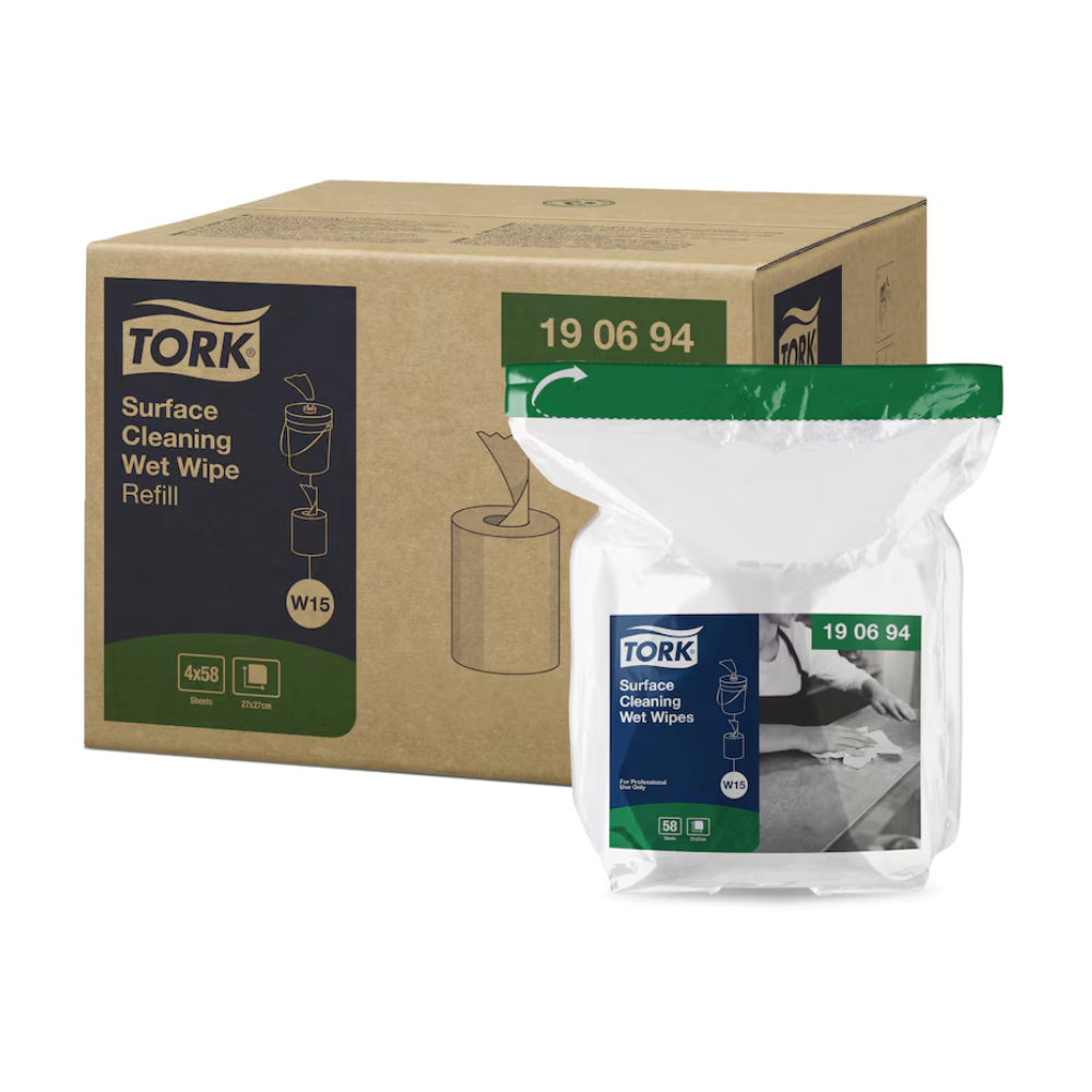 Verpakking voor Tork 190694 navulmateriaal voor vochtige oppervlaktereinigingsdoeken Premium W15 1-laags. Een kartonnen doos met het Tork-logo en productdetails wordt samen met een doorzichtige plastic verpakking met de vochtige doeken geleverd, ideaal voor een efficiënte reiniging. De afbeelding bevat ook een afbeelding van het gebruikte product.