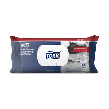 Een verpakking Tork 193600 vochtige desinfectiedoekjes voor oppervlakken Premium W20 van het merk TORK – Essity Professional Hygiene Germany GmbH wordt gepresenteerd in een voornamelijk grijs ontwerp met blauwe en rode accenten. Het belooft "99,99% van alle bacteriën te doden" en bevat 60 doekjes per verpakking met het opschrift "Alleen voor professioneel gebruik", wat het een uitstekende keuze maakt voor oppervlakte desinfectiemiddelen.