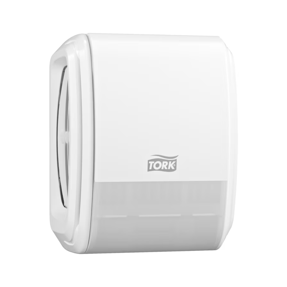 Een Tork 256010 dispenser voor continue luchtverfrisser met vernevelingstechnologie voor een verfrissende noot is aan de muur gemonteerd. Het slanke ontwerp omvat een halftransparante onderkant die de rol binnenin toont, terwijl het Tork-logo prominent in het midden wordt weergegeven om uw waservaring te verbeteren.