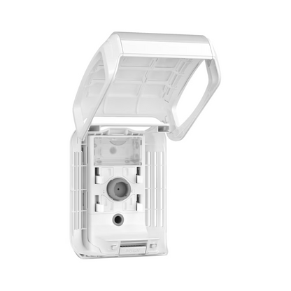 Een Tork 256010 dispenser voor continue luchtverfrisser, ontworpen door TORK – Essity Professional Hygiene Germany GmbH, staat voor een witte achtergrond. Dit buitenstopcontact heeft een enkele aansluiting en een open beschermkap met transparante deksel om de veiligheid in blootgestelde omgevingen te waarborgen en integreert naadloos in continue luchtverfrissingssystemen.