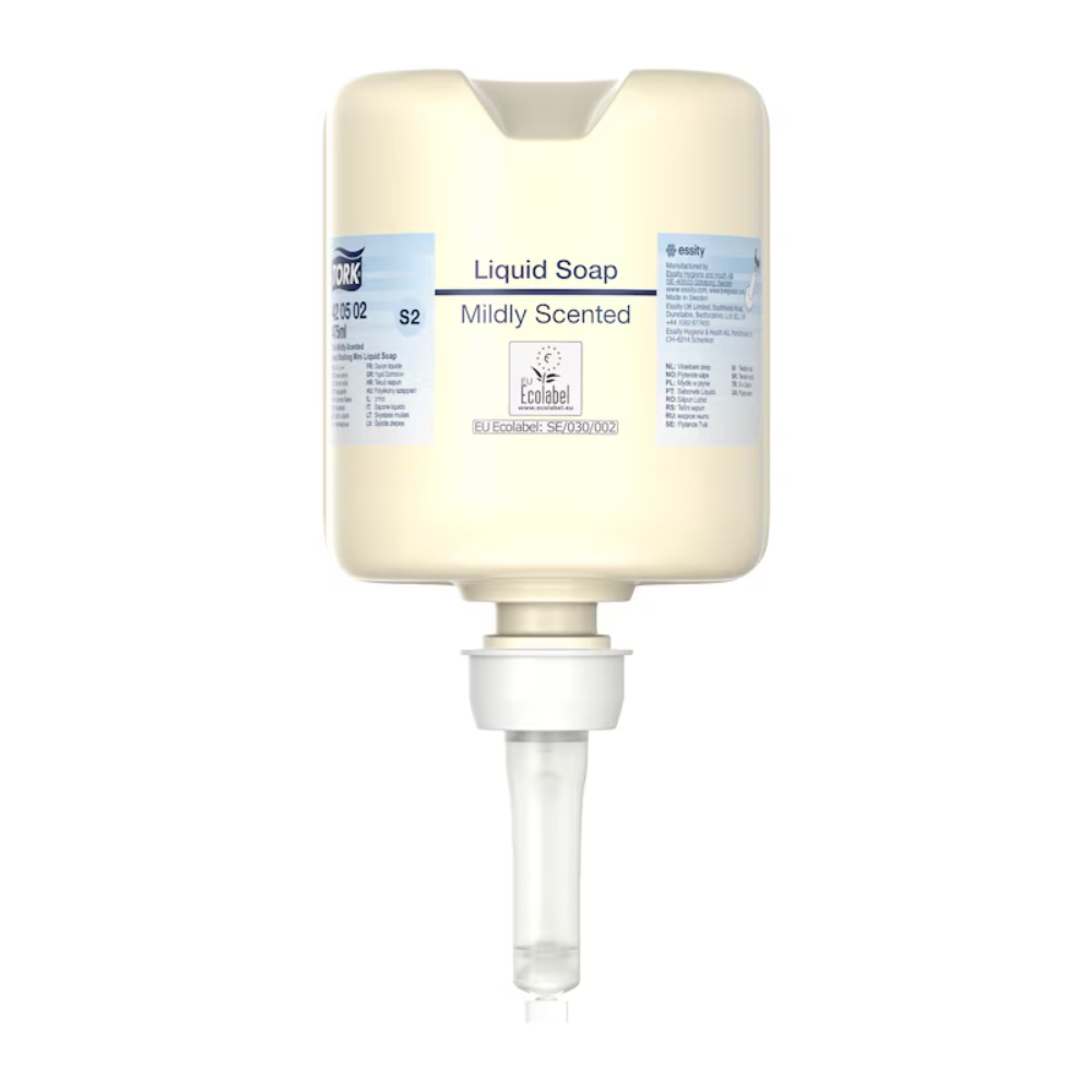 Een beige donorcontainer met het opschrift „Tork 420502 Mini Vloeibare Zeep, Mild Geurend“ met een inhoud van 475 ml is voorzien van een praktische pomp. Dit product van TORK – Essity Professional Hygiene Germany GmbH is ontworpen voor uitstekende handhygiëne en is voorzien van verschillende markeringen en logo's, waaronder een „Ecolabel“ dat milieuvriendelijke huidverzorging promoot.