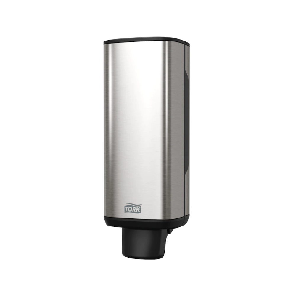 De Tork 460010 dispenser voor zeep en handdesinfectiemiddel van TORK – Essity Professional Hygiene Germany GmbH heeft een slank, rechthoekig roestvrijstalen ontwerp met een verfijnd zwart mondstuk aan de onderkant en het 'Tork'-logo nabij de basis. Zijn moderne esthetiek steekt prachtig af tegen een witte achtergrond en maakt hem perfect voor het uitgeven van zeep en handdesinfectiemiddelen.