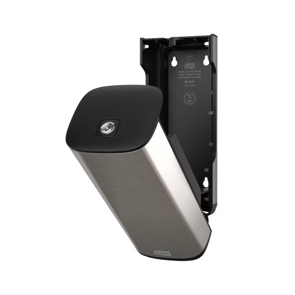 Een Tork 460010 dispenser voor zeep en handdesinfectiemiddel van roestvrij staal en zwart van Essity Professional Hygiene Germany GmbH voor wandmontage met een open frontpaneel dat zicht biedt op het binnenvak. Dit moderne ontwerp heeft ook een gedeeltelijk losgemaakt paneel dat de binnenste houder en de schroefposities onthult.