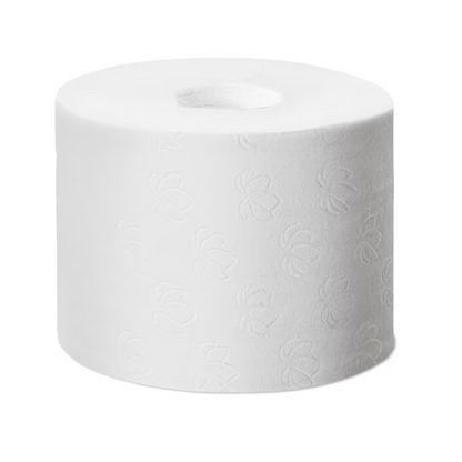 Een enkele rol Tork 472199 kernloos midi-toiletpapier in Advanced Wit wordt gepresenteerd tegen een eenvoudige witte achtergrond en heeft een subtiel bloemenpatroon dat de uitstekende kwaliteit en het milieuvriendelijke ontwerp benadrukt.