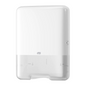 De Tork 553000 dispenser voor zigzag-handdoeken Elevation H3 van Essity Professional Hygiene Germany GmbH biedt een elegant rechthoekig ontwerp in wit. Hij heeft een transparant onderste gedeelte voor eenvoudige bewaking van de handdoekvoorraad en beschikt over een klein slot aan de rechterkant, wat zijn Elevation-ontwerpaccent benadrukt.