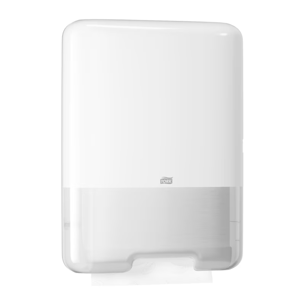 De Tork 553000 dispenser voor zigzag-handdoeken Elevation H3 van TORK – Essity Professional Hygiene Germany GmbH heeft een wit wandontwerp met een doorschijnend onderste gedeelte dat de zichtbaarheid van de resterende handdoeken mogelijk maakt. Zijn enkelveluitgifte maakt het mogelijk dat een papierhanddoek gemakkelijk zichtbaar is bij de onderste opening voor gemakkelijke toegang.