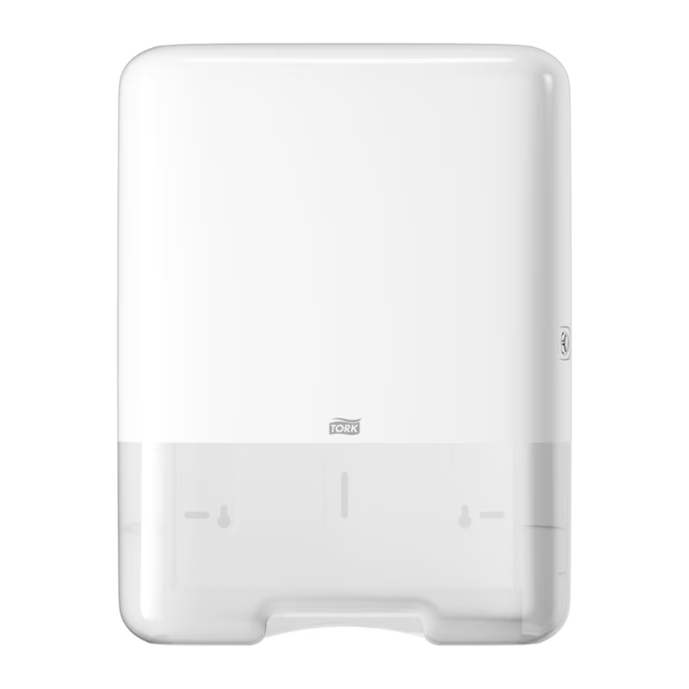 De Tork 553000 dispenser voor zigzag-handdoeken Elevation H3 van TORK – Essity Professional Hygiene Germany GmbH is een witte, wandgemonteerde papierhanddoekdispenser met een slank rechthoekig ontwerp en een discreet merklogo onderaan in het midden. Hij biedt enkelveluitgifte voor efficiënt gebruik en heeft een transparant gedeelte onderaan voor eenvoudige bewaking van het papierniveau.