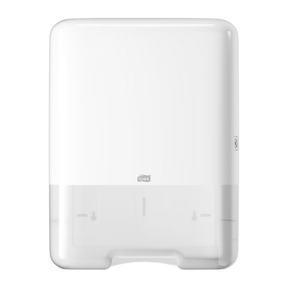 De Tork 553000 dispenser voor zigzag-handdoeken Elevation H3 van TORK – Essity Professional Hygiene Germany GmbH is een witte, wandgemonteerde papierhanddoekdispenser met een slank rechthoekig ontwerp en een discreet merklogo onderaan in het midden. Hij biedt enkelveluitgifte voor efficiënt gebruik en heeft een transparant gedeelte onderaan voor eenvoudige bewaking van het papierniveau.