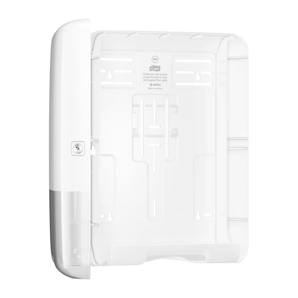 De Tork 553000 dispenser voor zigzag-handdoeken Elevation H3 van TORK – Essity Professional Hygiene Germany GmbH is een witte, aan de muur gemonteerde houder van kunststof met open Elevation-ontwerp. Hij heeft vakken en sleuven voor veilige opslag van voorwerpen en een sleutelgat aan de linkerkant voor afsluiting, waardoor hij ideaal is voor het ordenen of bevestigen van componenten.