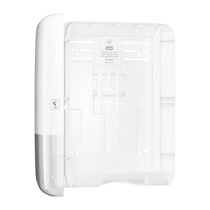 De Tork 553000 dispenser voor zigzag-handdoeken Elevation H3 van TORK – Essity Professional Hygiene Germany GmbH is een witte, aan de muur gemonteerde houder van kunststof met open Elevation-ontwerp. Hij heeft vakken en sleuven voor veilige opslag van voorwerpen en een sleutelgat aan de linkerkant voor afsluiting, waardoor hij ideaal is voor het ordenen of bevestigen van componenten.
