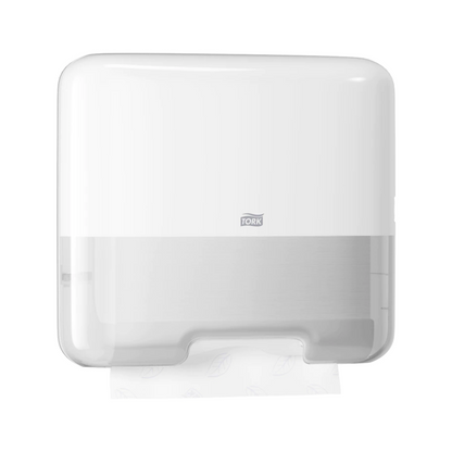 De Tork 553100 Mini-dispenser voor zigzag-handdoeken, ontworpen in de moderne Elevation H3-stijl, presenteert elegant het merk 'Tork' aan de voorzijde. Een transparant gedeelte aan de onderkant biedt zicht op een gedeeltelijk uitgegeven zigzag-handdoek.