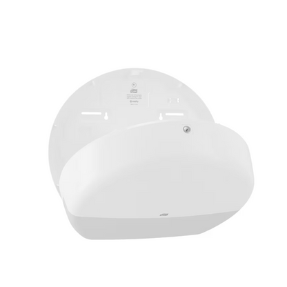 De Tork 554000 dispenser voor jumbo-toiletpapier Elevation T1, ontworpen voor toiletruimtes met een hoge bezoekersfrequentie, is een witte, wandgemonteerde dispenser met een afgerond deksel. De dispenser wordt open weergegeven om zijn binnenvak te tonen, dat inkepingen en gaten heeft voor eenvoudige installatie. Hij is een uitstekende keuze voor de efficiënte hantering van jumbo-toiletpapier.