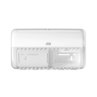 De Tork 557000 dispenser voor kleine rollen toiletpapier Elevation T4 van TORK – Essity Professional Hygiene Germany GmbH presenteert een Elevation-ontwerp met transparante afdekking, ideaal voor wandmontage. Deze witte dispenser wordt leeg gepresenteerd, waardoor de interne structuur en het veilige sluitmechanisme bovenaan worden benadrukt.