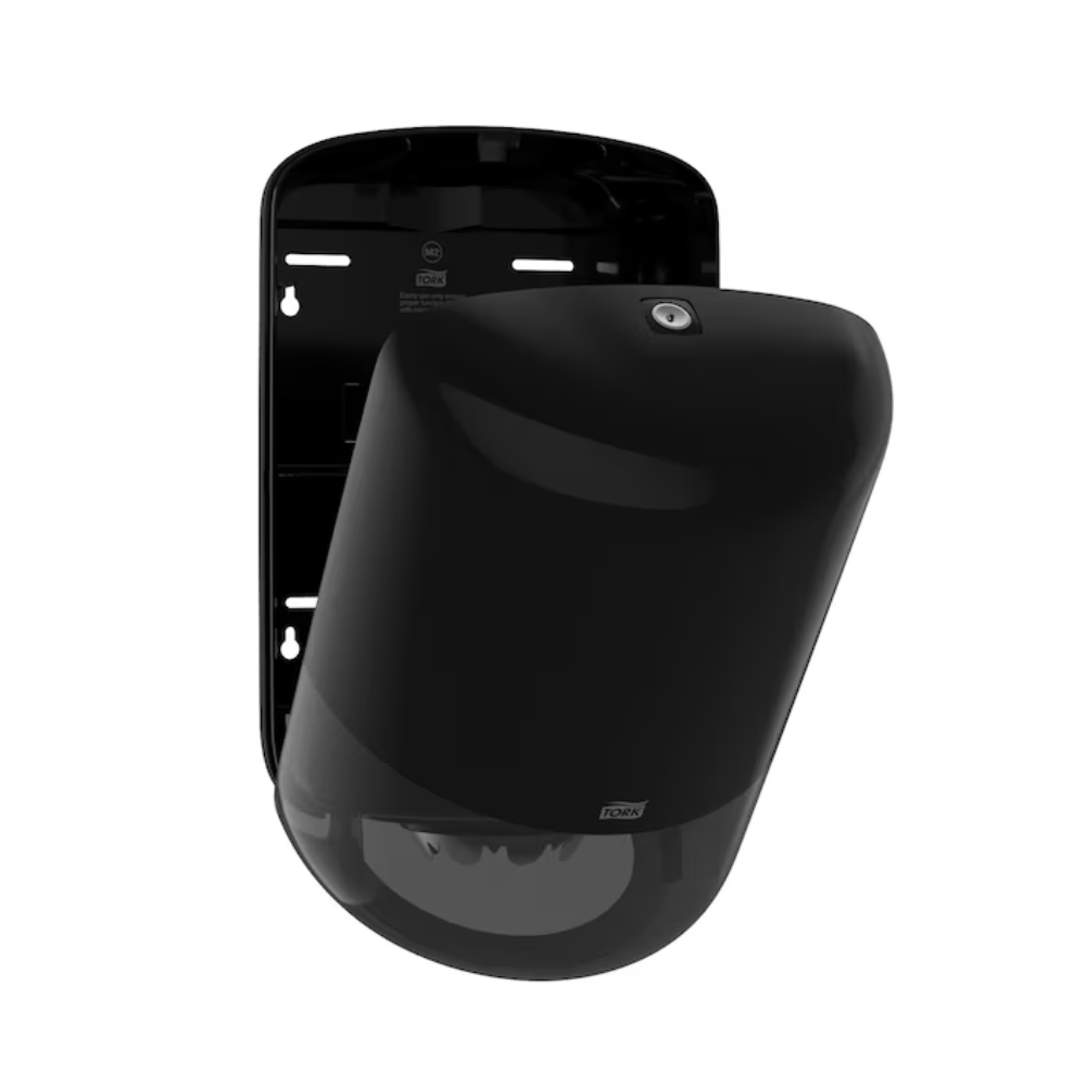 De Tork 559008 binnenrolhouder Elevation M2 van Essity Professional Hygiene Germany GmbH presenteert zich in een elegant en afgerond zwart ontwerp voor wandmontage. Hij heeft een iets geopende voorzijde die wijst op zijn grote capaciteit, en dat alles tegen een eenvoudige witte achtergrond die zijn moderne en stijlvolle uitstraling benadrukt.