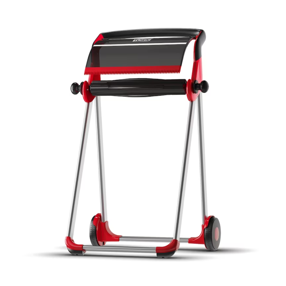 Der Tork 652008 Rollenspender Bodenständer Performance W1 von TORK - Essity Professional Hygiene Germany GmbH ist ein faltbarer, rot-schwarzer Rollenständer mit Rädern, der sich perfekt zum Halten und Rollen von Geschenkpapier eignet. Dieser mobile Spender verfügt über ein kompaktes Design mit einer gezackten Kante zum bequemen Schneiden und bietet eine elegante Leistung.