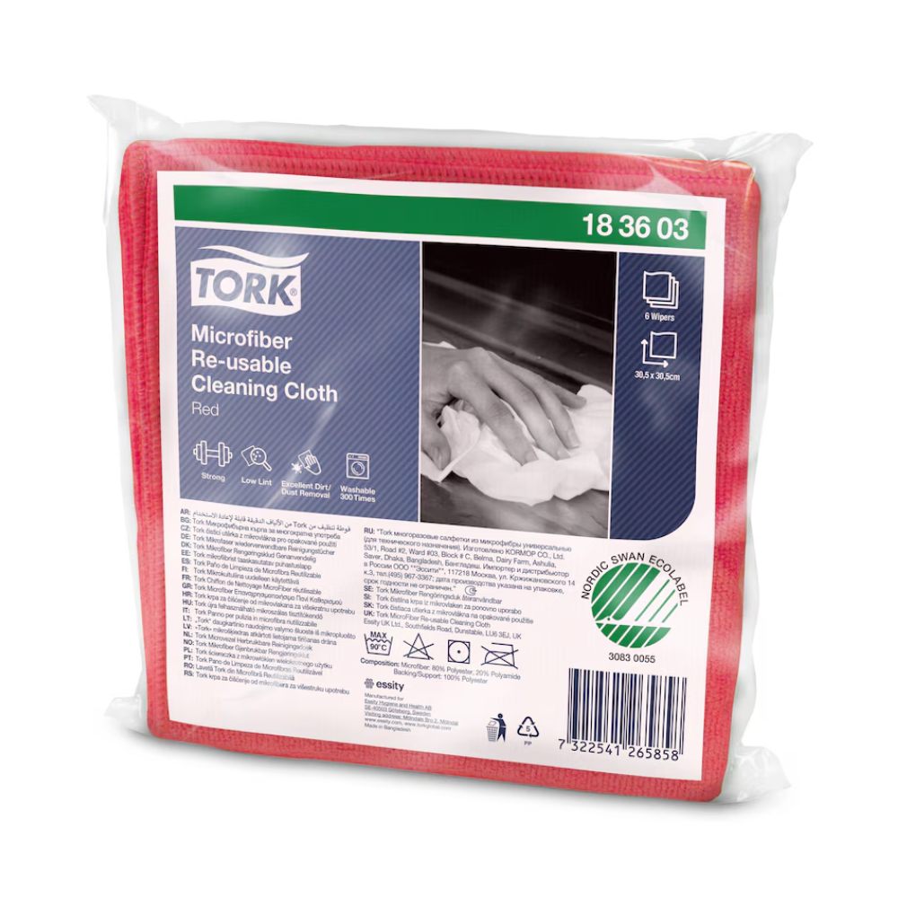 Verpakking met herbruikbare Tork microvezel-reinigingsdoeken in rood. Aan de voorkant zijn het logo van Tork - Essity Professional Hygiene Germany GmbH, de productnaam en een afbeelding te zien die handen toont die de doek gebruiken. Onder het hoofdetiket bevinden zich duidelijke gebruiksinstructies en symbolen.