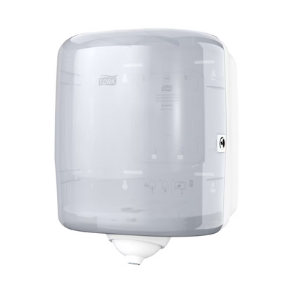 De Tork Reflex™ 473190 enkele vel binnenrol dispenser M4, een transparante, aan de muur gemonteerde papieren handdoekdispenser van TORK – Essity Professional Hygiene Germany GmbH, heeft een ronde opening aan de onderkant. Met een slot aan de rechterkant en de mogelijkheid om een enkele rol te plaatsen, helpt het kruisbesmetting te minimaliseren. Het CO2-neutrale ontwerp toont de merknaam 'TORK' prominent aan de voorkant en komt milieubewuste gebruikers tegemoet.