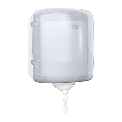 De Tork Reflex™ 473190 enkele vel binnenrol dispenser M4 is een witte, aan de muur gemonteerde papieren handdoekdispenser met transparante afdekking. Het bevat CO2-neutrale witte papieren handdoeken en helpt zo kruisbesmetting te voorkomen. Het TORK-logo van de Essity Professional Hygiene Germany GmbH is prominent op de afdekking afgebeeld en benadrukt zowel de functionaliteit als de inzet voor duurzaamheid.
