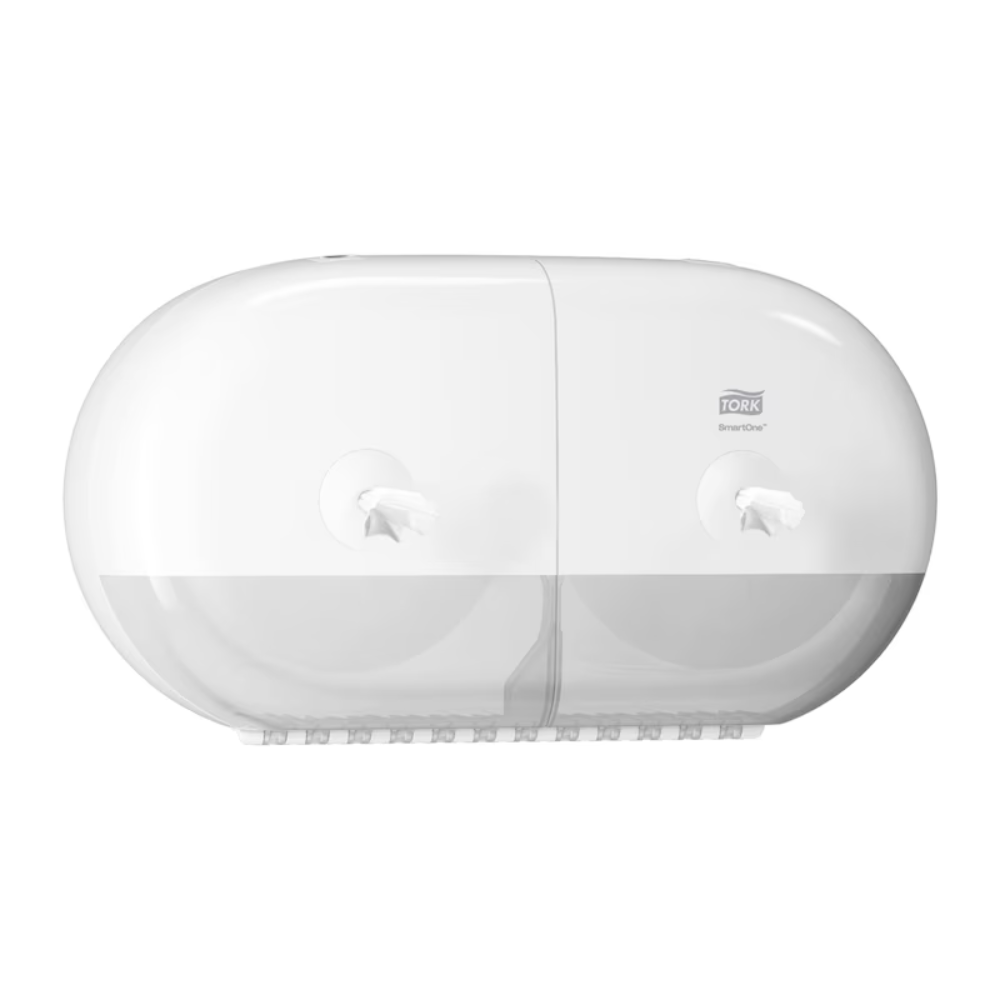 De Tork SmartOne® 682000 Mini Dubbelrolhouder voor toiletpapier T9 van Essity Professional Hygiene Germany GmbH is een witte, wandgemonteerde dubbelrolhouder met een transparant onderstuk. Het logo bevindt zich rechtsboven en maakt door de transparante kap zicht op de twee papierrollen mogelijk. Dit ontwerp garandeert een efficiënte benutting en helpt uw badkamer opgeruimd en functioneel te houden.