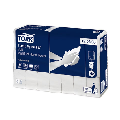 Een verpakking Tork Xpress® 120398 zachte Multifold-handdoeken Advanced H2 2-laags, met een ontwerp met handen op de handdoeken en blauwe en witte elementen, gemaakt van gerecyclede vezels en met 21 verpakkingen per doos.