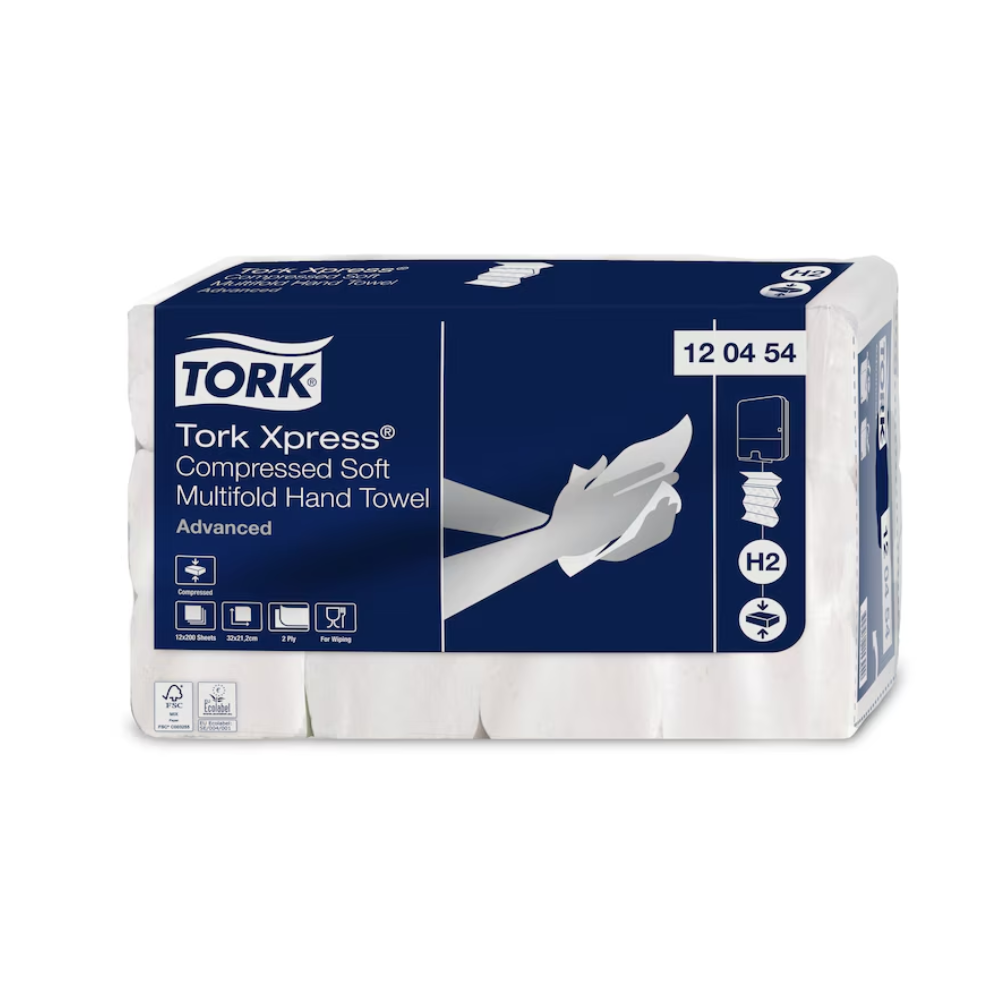 Verpakking met Tork Xpress® 120454 Gecomprimeerde Zachte Multifold Handdoeken. De verpakking is blauw-wit ontworpen en toont afbeeldingen die het gebruik van de handdoeken demonstreren en zo de duurzaamheid benadrukken. De productcode 12 04 54 is duidelijk zichtbaar. Merk: TORK - Essity Professional Hygiene Germany GmbH.