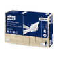 Een doos met 21 verpakkingen Tork Xpress® 130299 Zachte Natuur Multifold Handdoeken Advanced 2-laags, geproduceerd door TORK – Essity Professional Hygiene Germany GmbH, heeft een verpakking in blauw en beige met afbeeldingen van handen, productdetails, het Tork-merklogo en het modelnummer 130299. Gemaakt van gerecycleerde vezels.