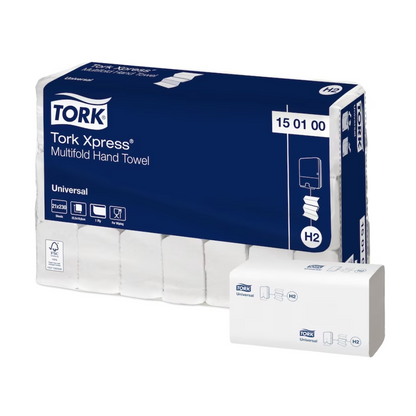 Een afbeelding toont een pak Tork Xpress® 150100 Multifold-handdoeken Universeel H2, geproduceerd door TORK – Essity Professional Hygiene Germany GmbH. De blauw-witte verpakking met de productcode 15 01 00 benadrukt de uitstekende prijs-kwaliteitverhouding. Voor het pak bevindt zich een stapel van deze eendelige, opvouwbare handdoeken.
