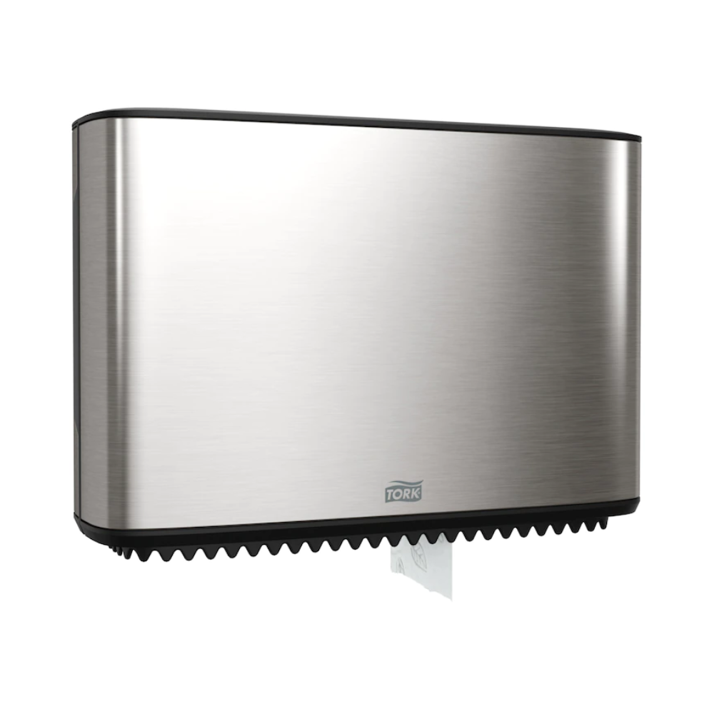 Een Tork Xpress dispenser voor Mini-Jumbo-toiletpapier, onderdeel van de Image Line, is elegant aan de muur gemonteerd. Deze dispenser van roestvrij staal heeft een slank rechthoekig ontwerp, waarvan aan de onderkant een klein gedeelte wit papier zichtbaar is. Het merk "TORK – Essity Professional Hygiene Germany GmbH" is duidelijk zichtbaar op de voorkant.