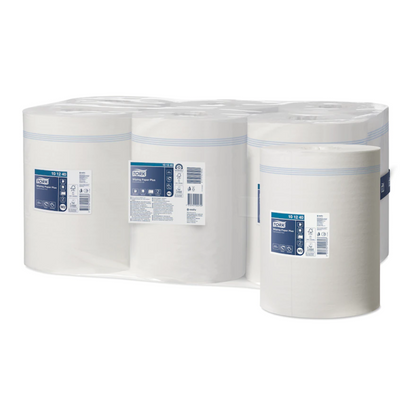 Er wordt een verpakking getoond met zes Tork Xpress® Sterke multifunctionele papieren doekjes Advanced 2-laags rollen, elk met een blauw-wit etiket met productdetails. Verpakt in transparante plastic verpakking bieden deze papieren doekjes van TORK – Essity Professional Hygiene Germany GmbH geavanceerde 2-laagstechnologie voor superieure absorptie.