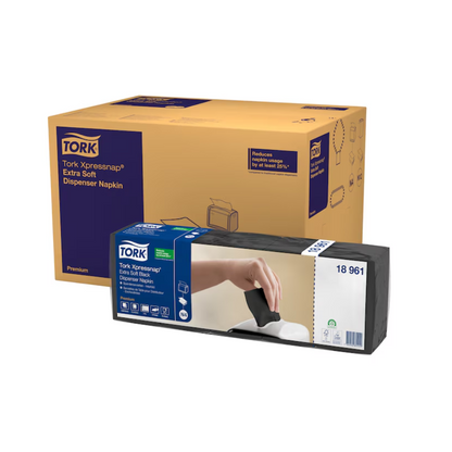 Afbeelding van de Tork Xpressnap® 15850 Extra Soft Dispenserservet N4 2-laags verpakking. Links toont een bruine doos met blauw etiket productdetails. Rechts toont een kleinere verpakking een hand die een Extra Soft Dispenserservet uit een dispenser trekt en demonstreert hoe het helpt om het servettenverbruik te verminderen. Het product wordt aangeboden door TORK – Essity Professional Hygiene Germany GmbH en wordt geleverd in een doos met 8 pakketten.