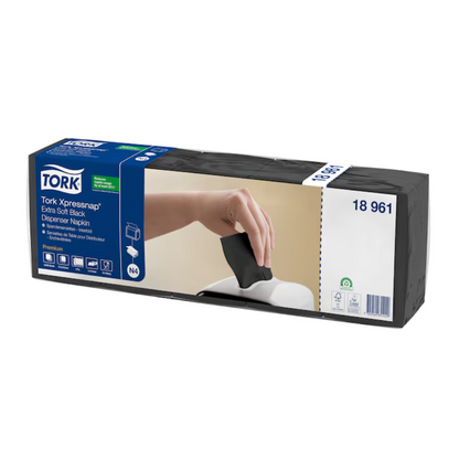 De afbeelding toont een verpakking van de Tork Xpressnap® 15850 Extra Soft Dispenserservet N4 2-laags en benadrukt de premiumkwaliteit. Een foto toont een hand die vakkundig een servet uit de dispenser trekt, wat het servettenverbruik moet verminderen. De verpakking bevat informatie over acht pakketten per doos en is verbonden met het merk TORK – Essity Professional Hygiene Germany GmbH.