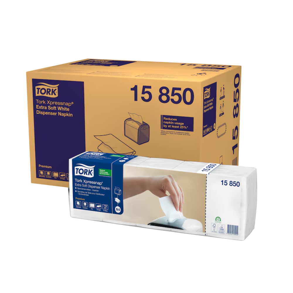 Een pak Tork Xpressnap® 15850 Extra Soft Dispenserservet N4 2-laags wordt getoond, bestaande uit een grote doos en een kleinere transparante servettenverpakking. De afbeelding benadrukt de TORK-branding van Essity Professional Hygiene Germany GmbH en onderstreept hun vermogen om het servettenverbruik te verminderen door zichtbare productdetails.
