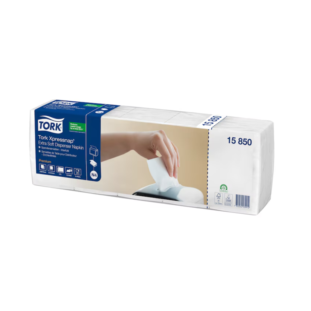 Op de verpakking van de Tork Xpressnap® 15850 Extra Soft Dispenserservet N4 2-laags van Essity Professional Hygiene Germany GmbH is een hand afgebeeld die een servet uit de dispenser trekt. Het benadrukt eigenschappen zoals zachtheid en duurzaamheid en laat zien hoe dit systeem het servettenverbruik effectief vermindert.