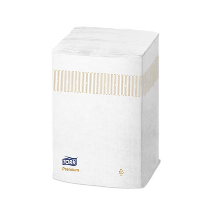 Een stapel Premium Extra Soft Dispenserservetten van de Tork Xpressnap® 15850 lijn van TORK – Essity Professional Hygiene Germany GmbH is verpakt in een kunststofverpakking met beige streepjespatroon en het merklogo. Deze verpakking benadrukt de duurzaamheid met een recyclingsymbool en is een voorbeeld van het Tork Xpressnap-ontwerp dat erop gericht is het servettenverbruik bij elk gebruik te verminderen.