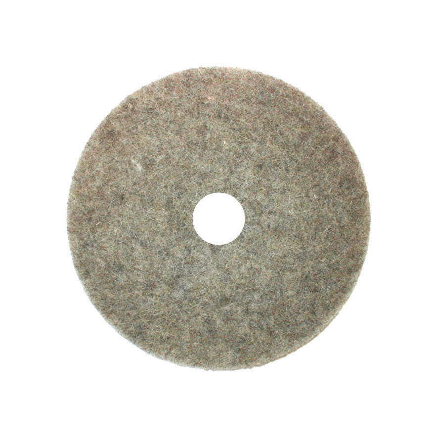 Das Arcora Ultra-High-Speed Pad High-Gloss von Arcora International GmbH ist ein rundes, flaches, graues Pad mit Mittelloch und leicht rauer Textur, ideal für Hochglanzlackierungen auf mittelharten bis harten Fußbodenbeschichtungen.