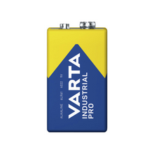 Der Auslaufartikel: Varta Industrial Pro 4022 9V E-Block 6LR61 Blockbatterie der Varta AG hat eine gelbe Oberseite, eine blaue Unterseite, einen vertikalen "Varta Industrial Pro"-Aufdruck und zwei Anschlüsse - verkauft als 20er-Pack für den professionellen Einsatz.