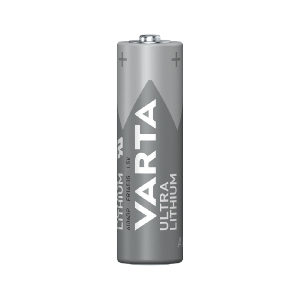 Een enkele Varta Ultra Lithium AA batterij | Verpakking (4 stuks) staat rechtop. De batterij met zijn metallic-zilveren kleur en de witte tekst die het type en de specificaties aangeeft, is ontworpen voor sport- en buitengebruik onder extreme omstandigheden. De plus- en mintekens zijn respectievelijk aan de boven- en onderkant zichtbaar.