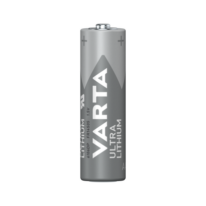 Een enkele Varta Ultra Lithium AA batterij | Verpakking (4 stuks) staat rechtop. De batterij met zijn metallic-zilveren kleur en de witte tekst die het type en de specificaties aangeeft, is ontworpen voor sport- en buitengebruik onder extreme omstandigheden. De plus- en mintekens zijn respectievelijk aan de boven- en onderkant zichtbaar.