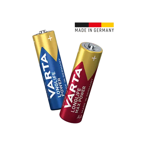 Eine blaue AA-Batterie mit der Aufschrift „Varta LONGLIFE Power“ liegt neben einer roten AA-Batterie mit der Aufschrift „Varta LONGLIFE Max Power“. Beide Batterien tragen den Text „Made in Germany“ und das „+“-Zeichen an der Oberseite. Im Hintergrund ist teilweise die deutsche Flagge zu sehen.