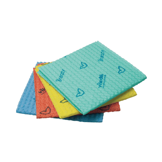 Een set van vier Vileda Breazy-doekjes voor eenmalig gebruik van Vileda GmbH in de kleuren blauw, geel, rood en groen. Elk doekje heeft een gestructureerd oppervlak met hartjesmotieven en tekst, wat zorgt voor een uitzonderlijke reinigingskracht.