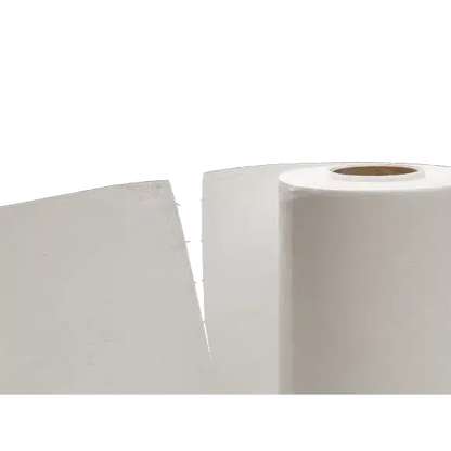 Eine große Rolle Vileda MicroRoll Wischtücher aus Microfaser steht senkrecht neben einem flachen, rechteckigen Blatt, beide mit Endlosfaser-Technologie gefertigt. Die Rolle hat einen sichtbaren Kartonkern vor einem weißen, objektfreien Hintergrund.