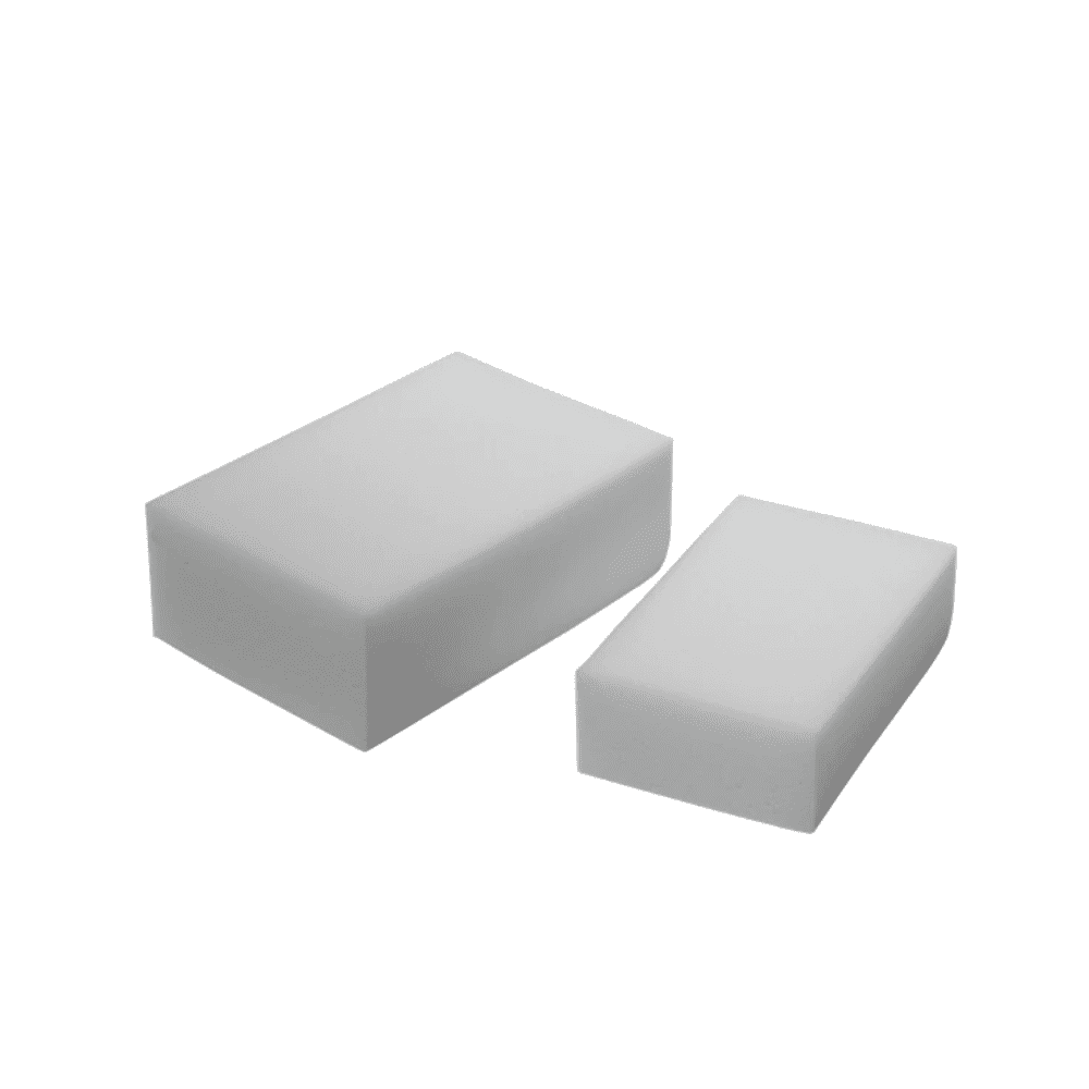 Twee Vileda Miraclean vuilverwijderings-sponzen van Vileda GmbH met een glad, wit, rechthoekig ontwerp op een eenvoudige achtergrond, waarbij de ene spons groter is dan de andere. Deze zijn perfect voor het moeiteloos verwijderen van vlekken.