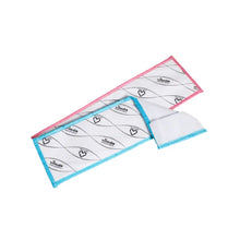 Zwei rechteckige Wischpads mit aufgedruckten Designs haben einen rosa Rand auf dem einen und einen blauen Rand auf dem anderen, beide zeigen Muster und den Markennamen der Vileda GmbH. Dies bietet eine stilvolle Lösung für nachhaltige Reinigung durch die Verwendung des Vileda Professional MicroOne CombiSpeed Pro Mop.