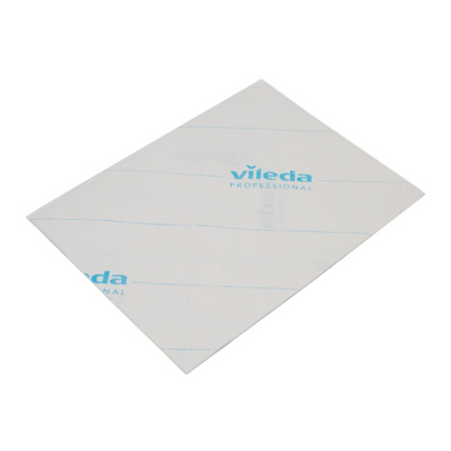 Afgebeeld is een wit Vileda Professional MicroOne microvezeldoek met de blauwe opdruk "Vileda Professional". De rechthoekige doek, bekend om zijn naleving van strenge hygiënestandaarden, ligt plat op een witte achtergrond en zorgt zo voor eersteklas reinigingsresultaten.